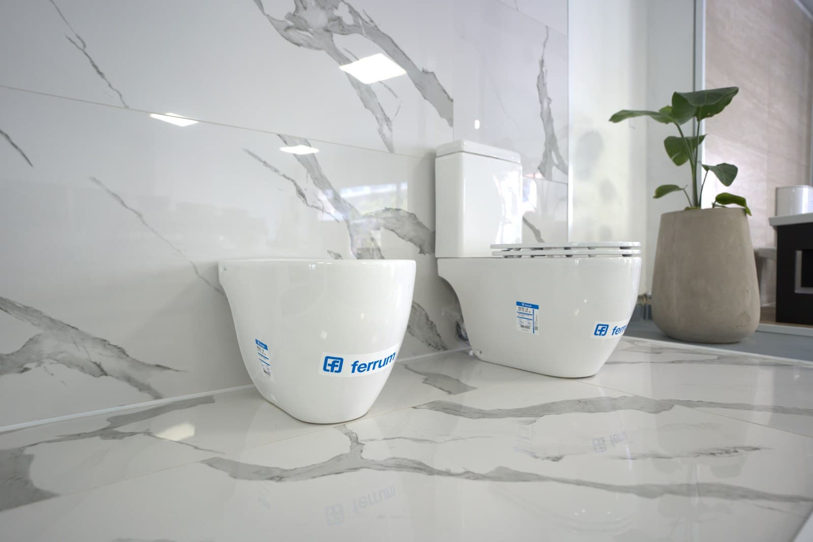 Sanitarios Ferrum en showroom Trino